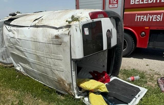 Otomobille hafif ticari ara&ccedil; &ccedil;arpıştı: 4 yaralı 1