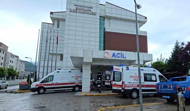 5 metre y&uuml;kseklikten şarampole u&ccedil;an ara&ccedil;taki 3 kişi yaralandı 1