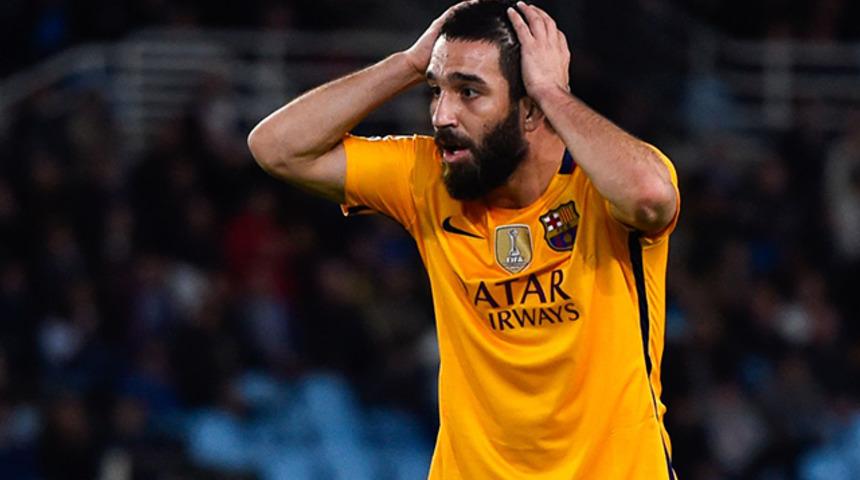 Barcelona, şampiyonluk tişörtünde Arda Turan'ın ismine yer vermedi