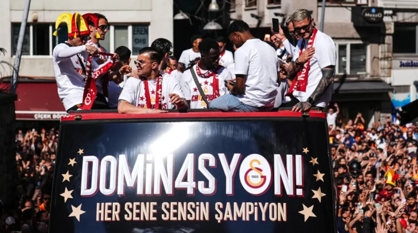 Kutlamalarda sahneye &ccedil;ıkmamış, ismi anons bile edilmemişti! Ger&ccedil;ek ortaya &ccedil;ıktı: Meğer Fenerbah&ccedil;e ile anlaşmış...