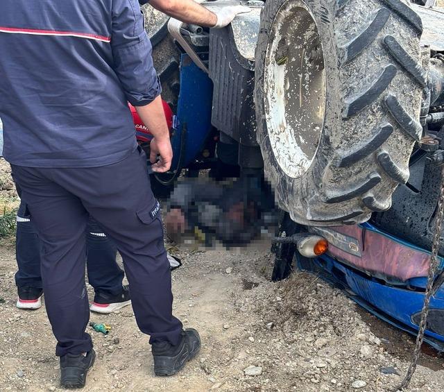 Adana&rsquo;da devrilen trakt&ouml;r&uuml;n altında kalan s&uuml;r&uuml;c&uuml; hayatını kaybetti 2