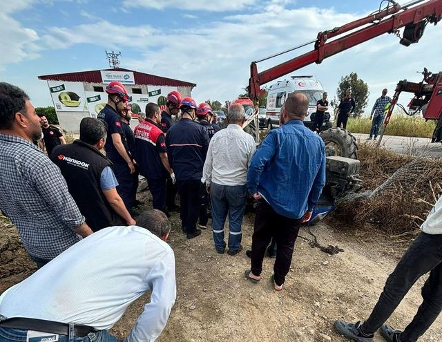 Adana&rsquo;da devrilen trakt&ouml;r&uuml;n altında kalan s&uuml;r&uuml;c&uuml; hayatını kaybetti 1