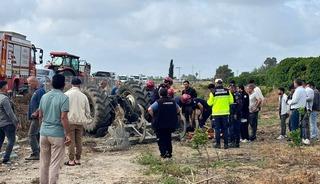 Adana&rsquo;da devrilen trakt&ouml;r&uuml;n altında kalan s&uuml;r&uuml;c&uuml; hayatını kaybetti