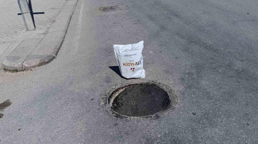 &Ccedil;&ouml;ken r&ouml;gar kapağını g&ouml;ren vatandaş poşetle &ouml;nlem aldı