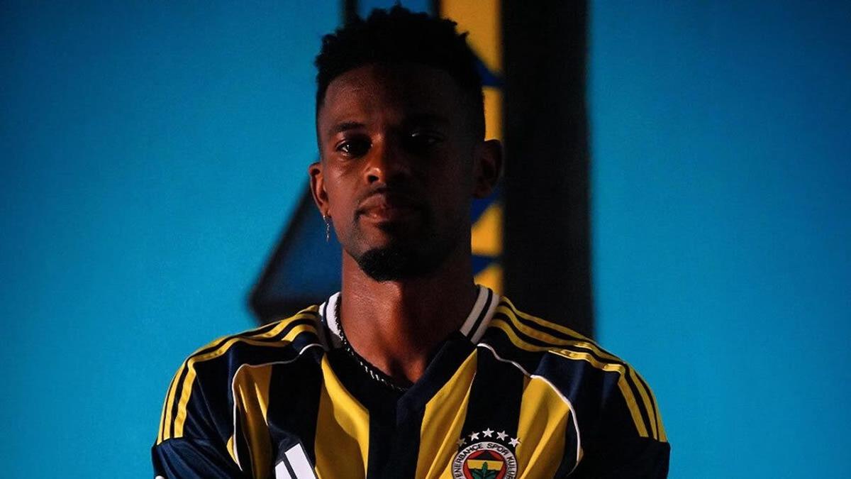 Fenerbah&ccedil;e de beklenmedik ayrılık! Yıldız isim takımdan g&ouml;nderilecek 3