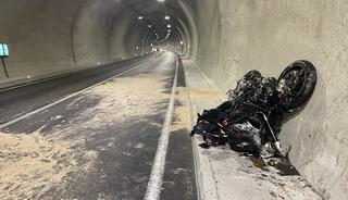 Otomobille motosiklet &ccedil;arpıştı: 1 &ouml;l&uuml;, 2 yaralı