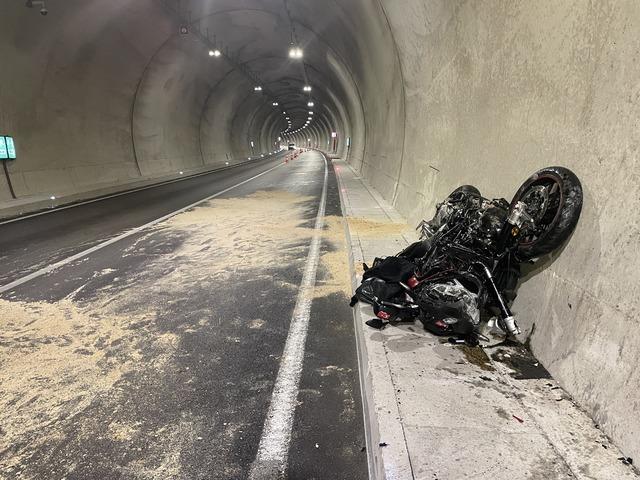 Otomobille motosiklet &ccedil;arpıştı: 1 &ouml;l&uuml;, 2 yaralı