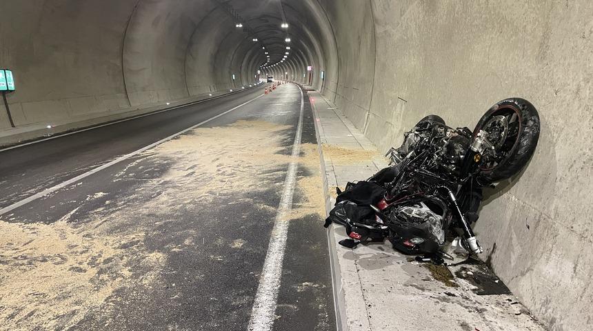 Bursa'da otomobille motosiklet &ccedil;arpıştı: 1 &ouml;l&uuml;, 2 yaralı