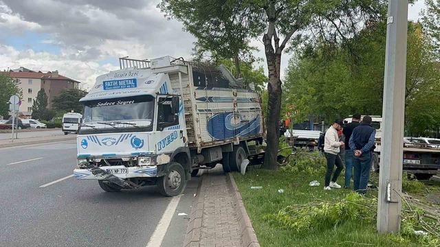 Kamyon ile otomobil &ccedil;arpıştı: 1 yaralı 4