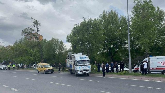 Kamyon ile otomobil &ccedil;arpıştı: 1 yaralı 3