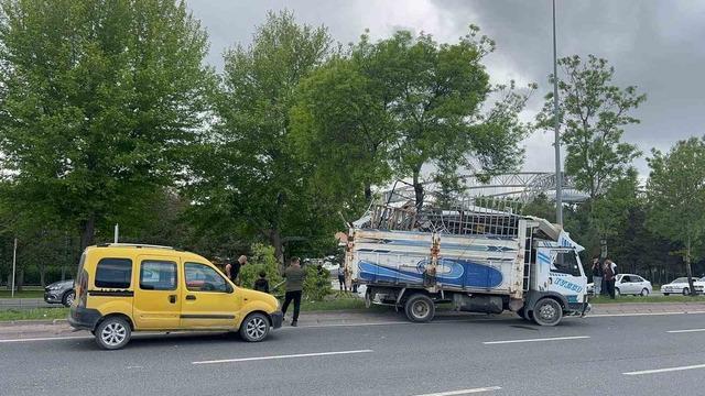 Kamyon ile otomobil &ccedil;arpıştı: 1 yaralı 2