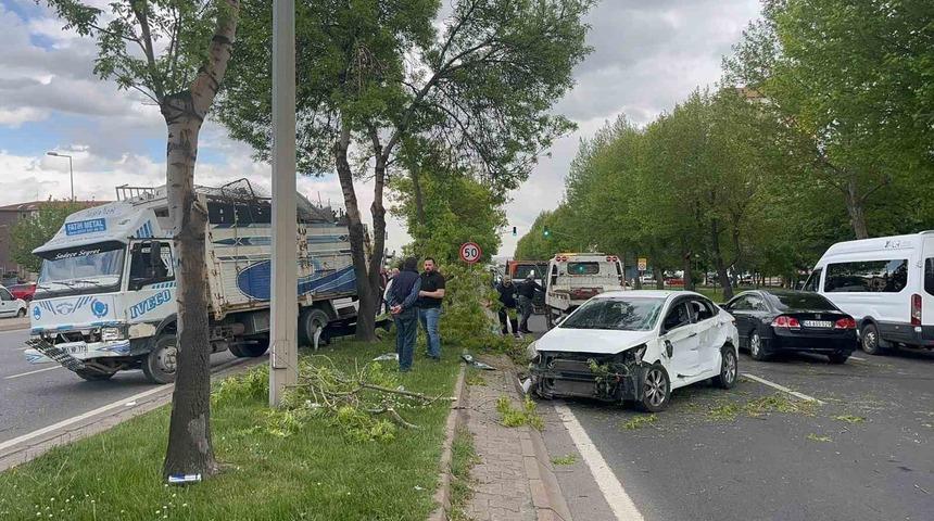 Kamyon ile otomobil &ccedil;arpıştı: 1 yaralı