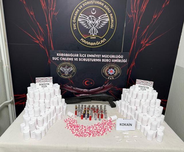 İzmir'de Uyuşturucu Operasyonu: Binlerce Hap ve Kokain Ele Geçirildi