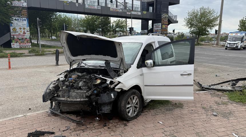 Şanlıurfa'da otomobil ile hafif ticari ara&ccedil; &ccedil;arpıştı: 5 yaralı