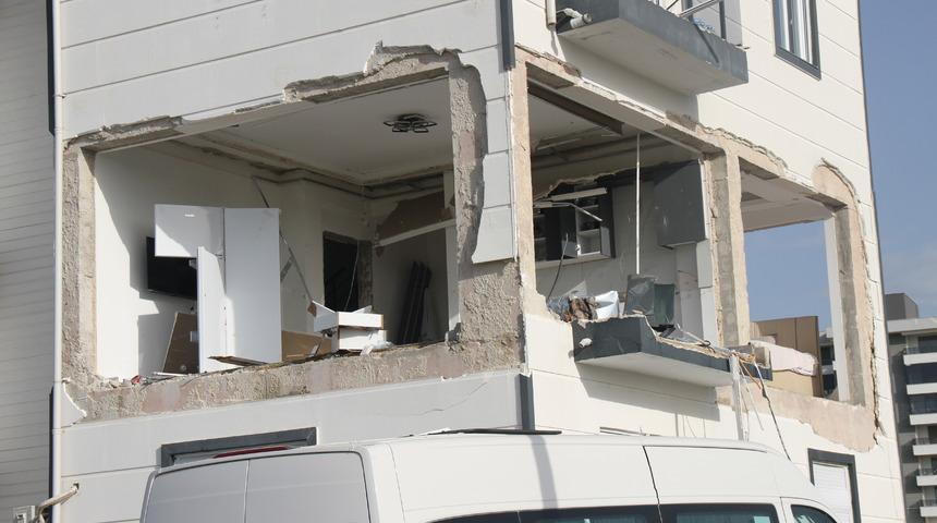 Antalya'da gaz sıkışmasından meydana gelen patlamada 1 kişi yaralandı! "Deprem oldu zannettim"