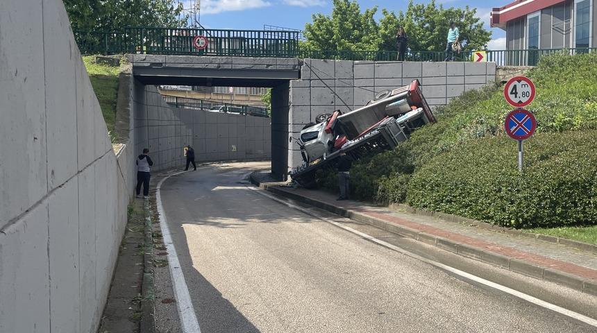 Bursa'da kamyonet 3 metre y&uuml;ksekten devrildi! 3 yaralı