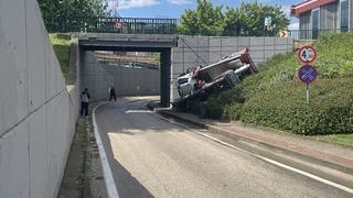 Bursa'da kamyonet 3 metre yüksekten devrildi! 3 yaralı