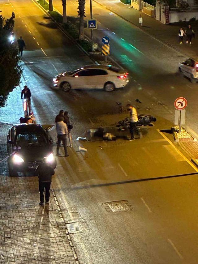 Manavgat&rsquo;ta otomobil ile motosiklet &ccedil;arpıştı: 2 yaralı 4