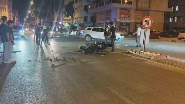 Manavgat&rsquo;ta otomobil ile motosiklet &ccedil;arpıştı: 2 yaralı 3