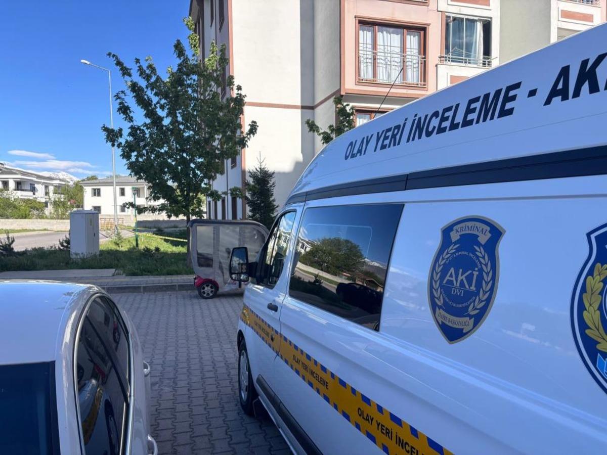 Erzincan&rsquo;da 4&rsquo;&uuml;nc&uuml; kattan d&uuml;şen &ccedil;ocuk ağır yaralandı 1
