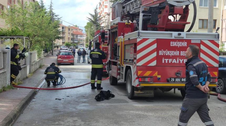 Yangında s&uuml;r&uuml;nerek ka&ccedil;maya &ccedil;alışan kadının durumu ağır