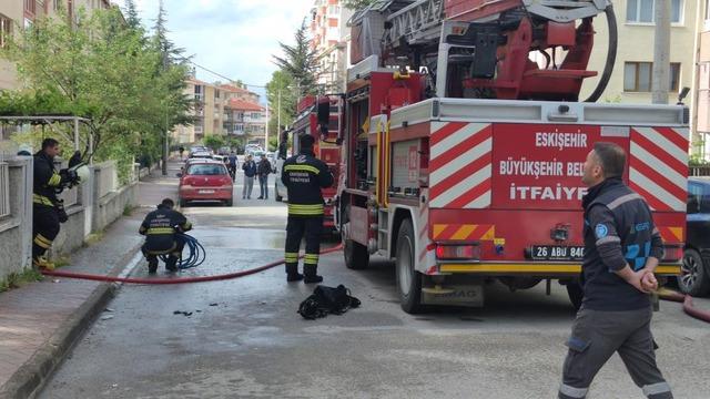 Yangında sürünerek kaçmaya çalışan kadının durumu ağır