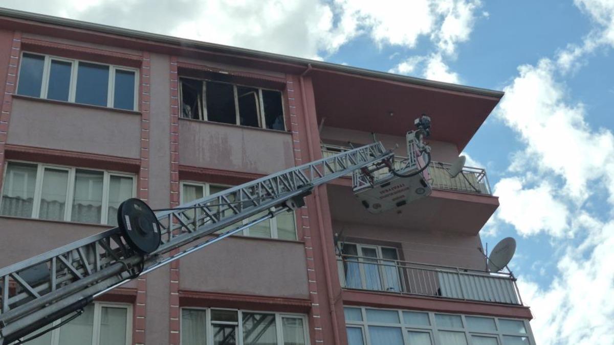 Yangında s&uuml;r&uuml;nerek ka&ccedil;maya &ccedil;alışan kadının durumu ağır 3