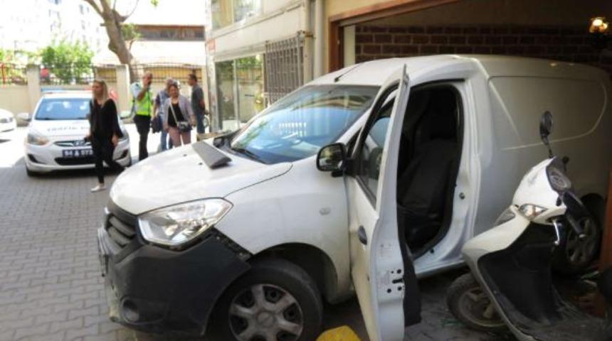 Kadıköy'de araç eve girdi! Kahvaltı yapan karı-koca büyük şok yaşadı