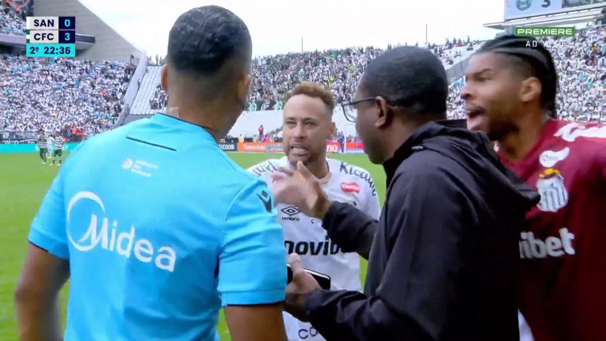 Tarihi skandal! Neymar ı zorla oyundan &ccedil;ıkardılar: Yıldız isim &ccedil;ıldırdı 1