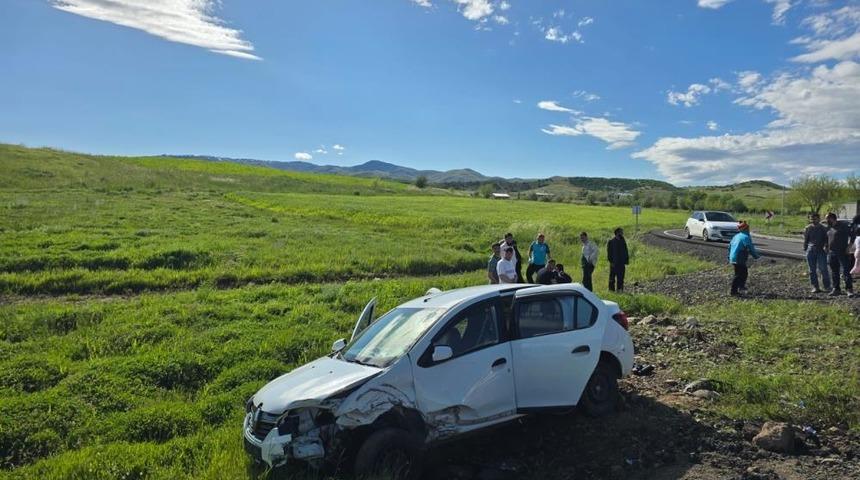 Bing&ouml;l&rsquo;de iki otomobilin karıştığı kazada 4 kişi yaralandı