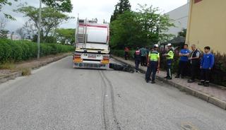 Tırın altında kalan motosikletli gen&ccedil; hayatını kaybetti