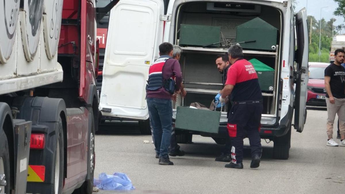 Antalya da feci kaza: Tırın altında kalan 19 yaşındaki motosikletli gen&ccedil; hayatını kaybetti 3