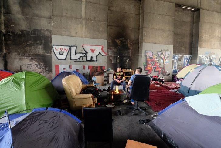 Paris sokaklarında yaşayan sığınmacılar  G1