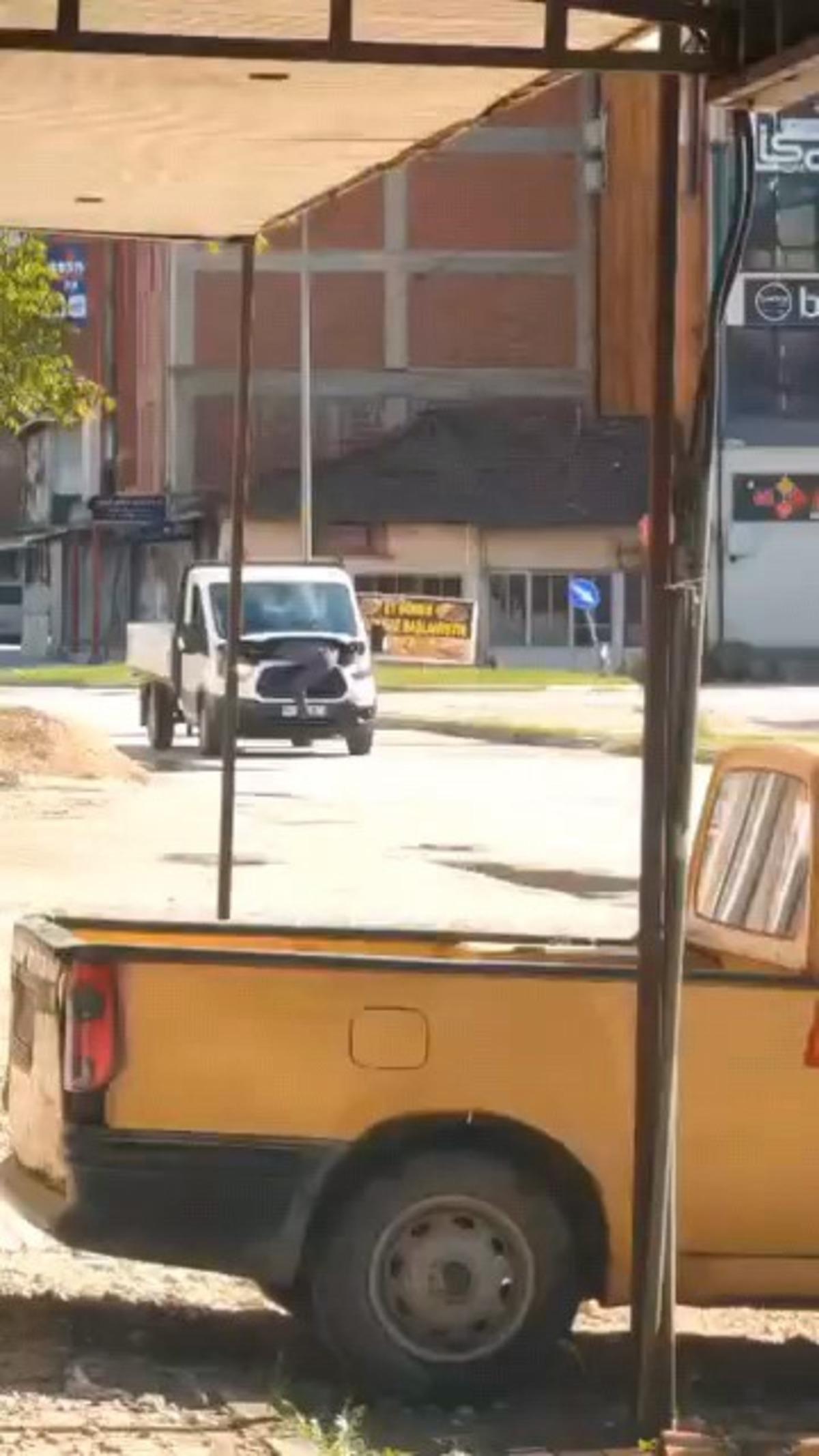 G&ouml;renler g&ouml;zlerine inanamadı! Seyir halindeki kamyonetin motorunu a&ccedil;ıp arızayı tespit etmeye &ccedil;alıştı 1