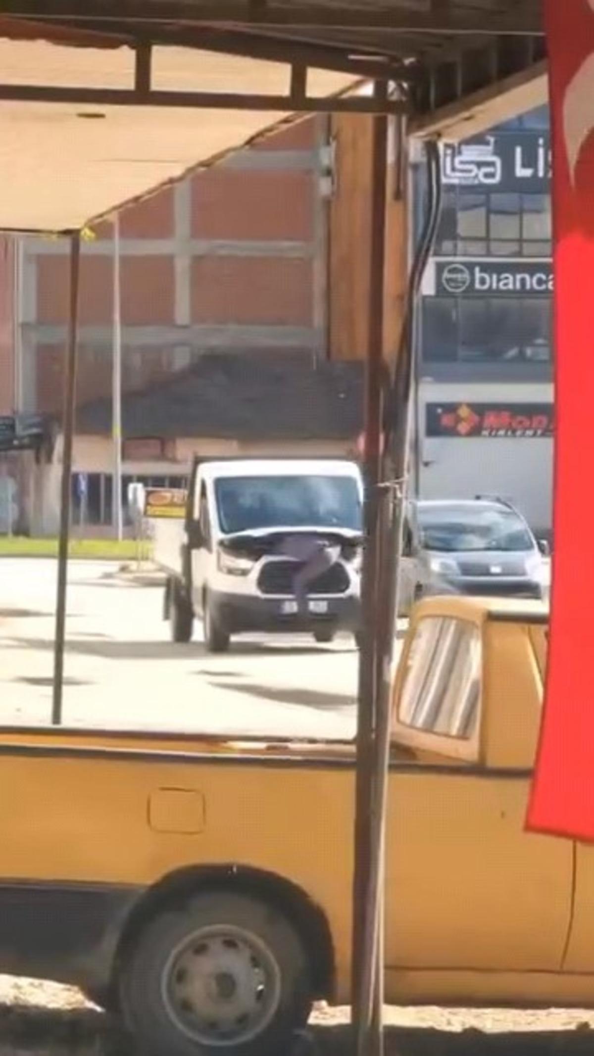 G&ouml;renler g&ouml;zlerine inanamadı! Seyir halindeki kamyonetin motorunu a&ccedil;ıp arızayı tespit etmeye &ccedil;alıştı 3