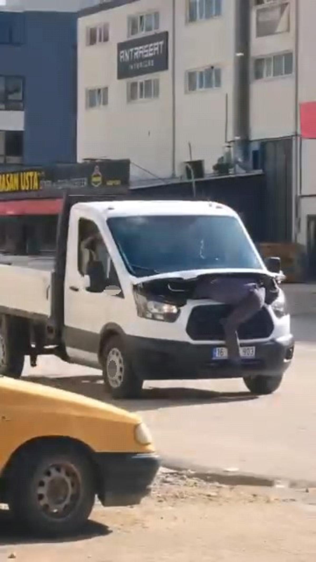 G&ouml;renler g&ouml;zlerine inanamadı! Seyir halindeki kamyonetin motorunu a&ccedil;ıp arızayı tespit etmeye &ccedil;alıştı 2