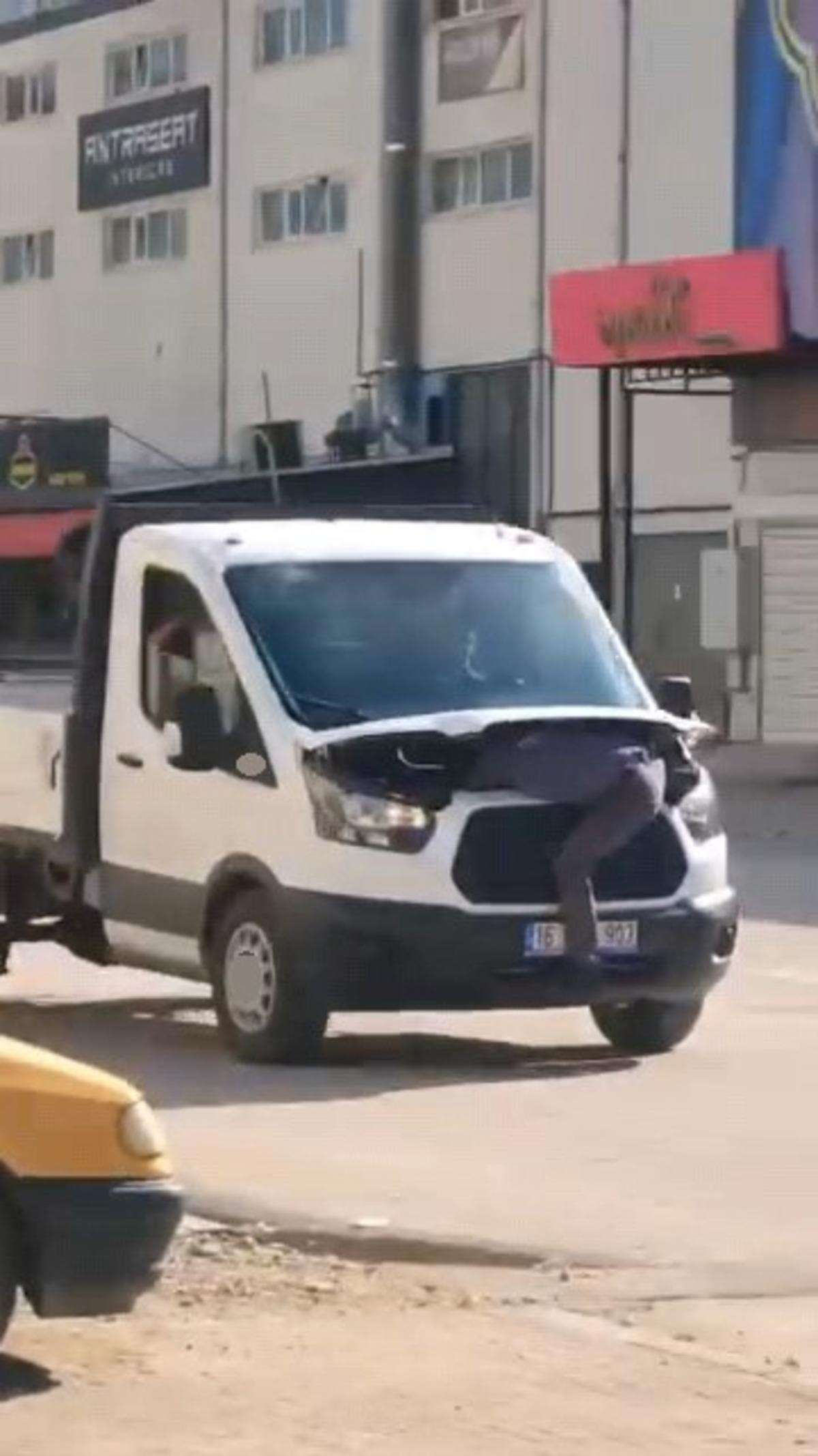 G&ouml;renler g&ouml;zlerine inanamadı! Seyir halindeki kamyonetin motorunu a&ccedil;ıp arızayı tespit etmeye &ccedil;alıştı 4