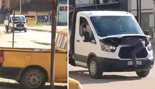 Kaputu a&ccedil;tı: Seyir halindeki kamyonette motor arıza tespiti!