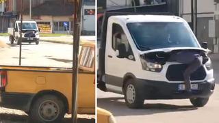 Görenler gözlerine inanamadı! Seyir halindeki kamyonetin motorunu açıp arızayı tespit etmeye çalıştı