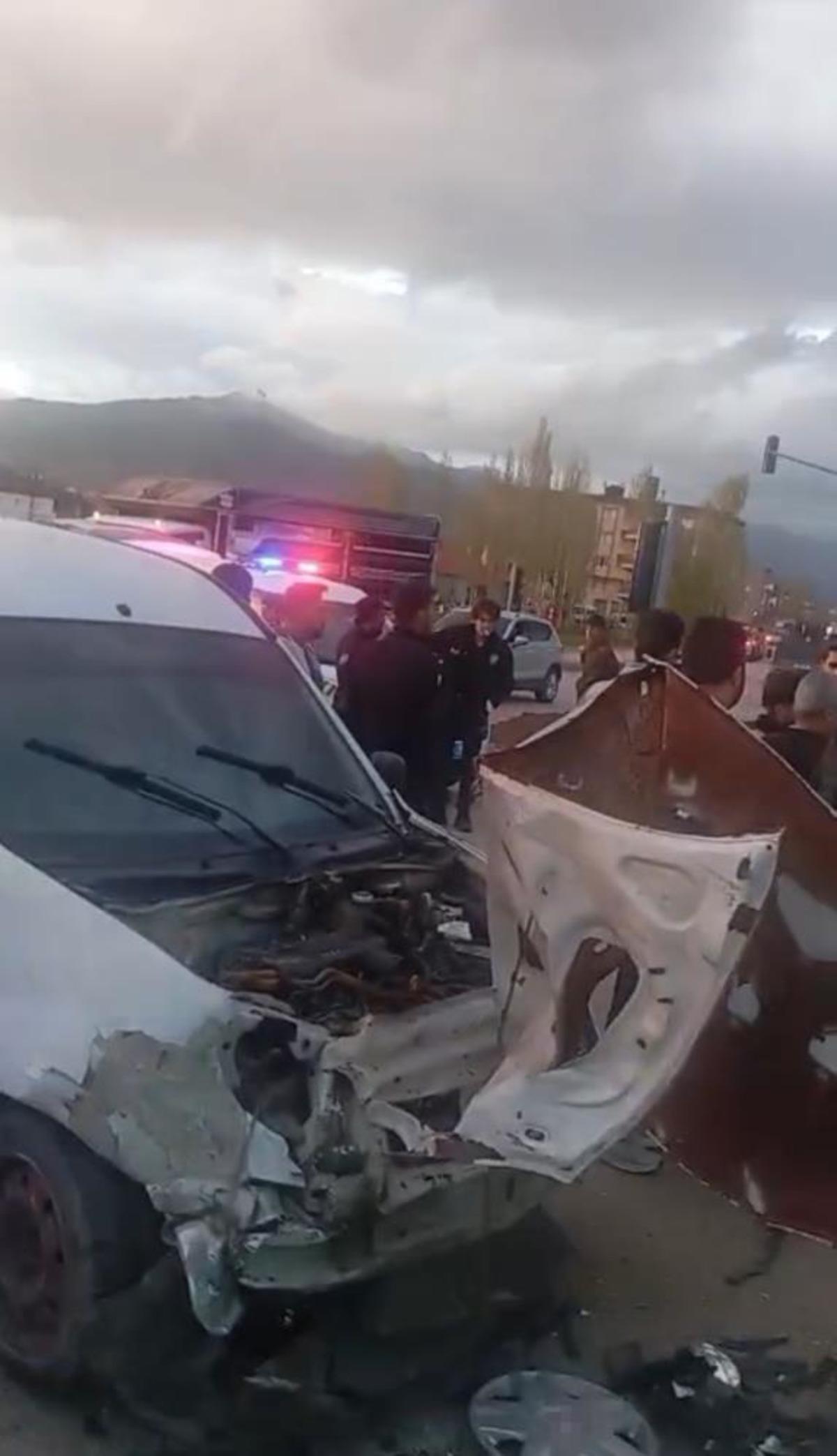 Hakkari de zincirleme trafik kazası: 11 yaralı 2