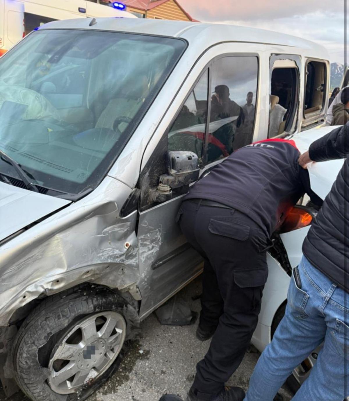 Hakkari de zincirleme trafik kazası: 11 yaralı 3