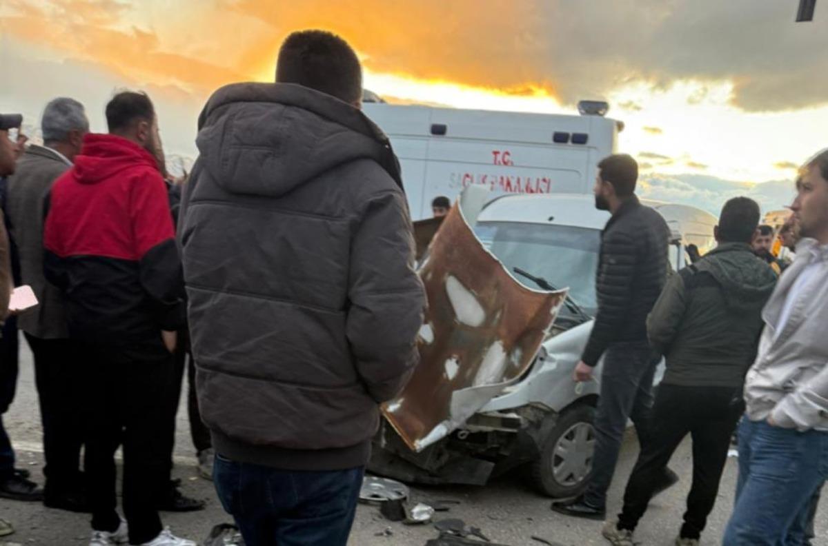 Hakkari de zincirleme trafik kazası: 11 yaralı 1