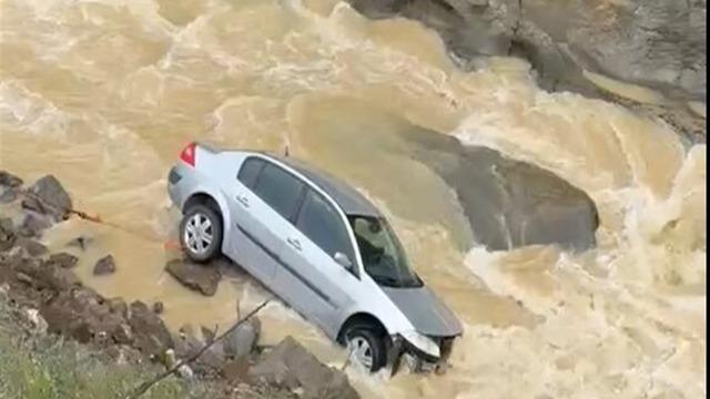 Dereye savrulan otomobilin sürücüsü yaralandı