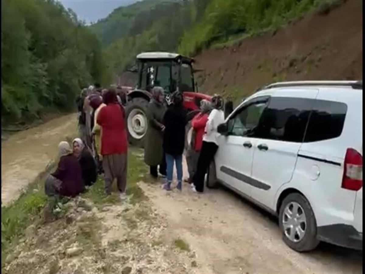 Dereye savrulan otomobilin s&uuml;r&uuml;c&uuml;s&uuml; yaralandı 1