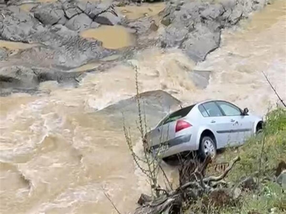 Dereye savrulan otomobilin s&uuml;r&uuml;c&uuml;s&uuml; yaralandı 3