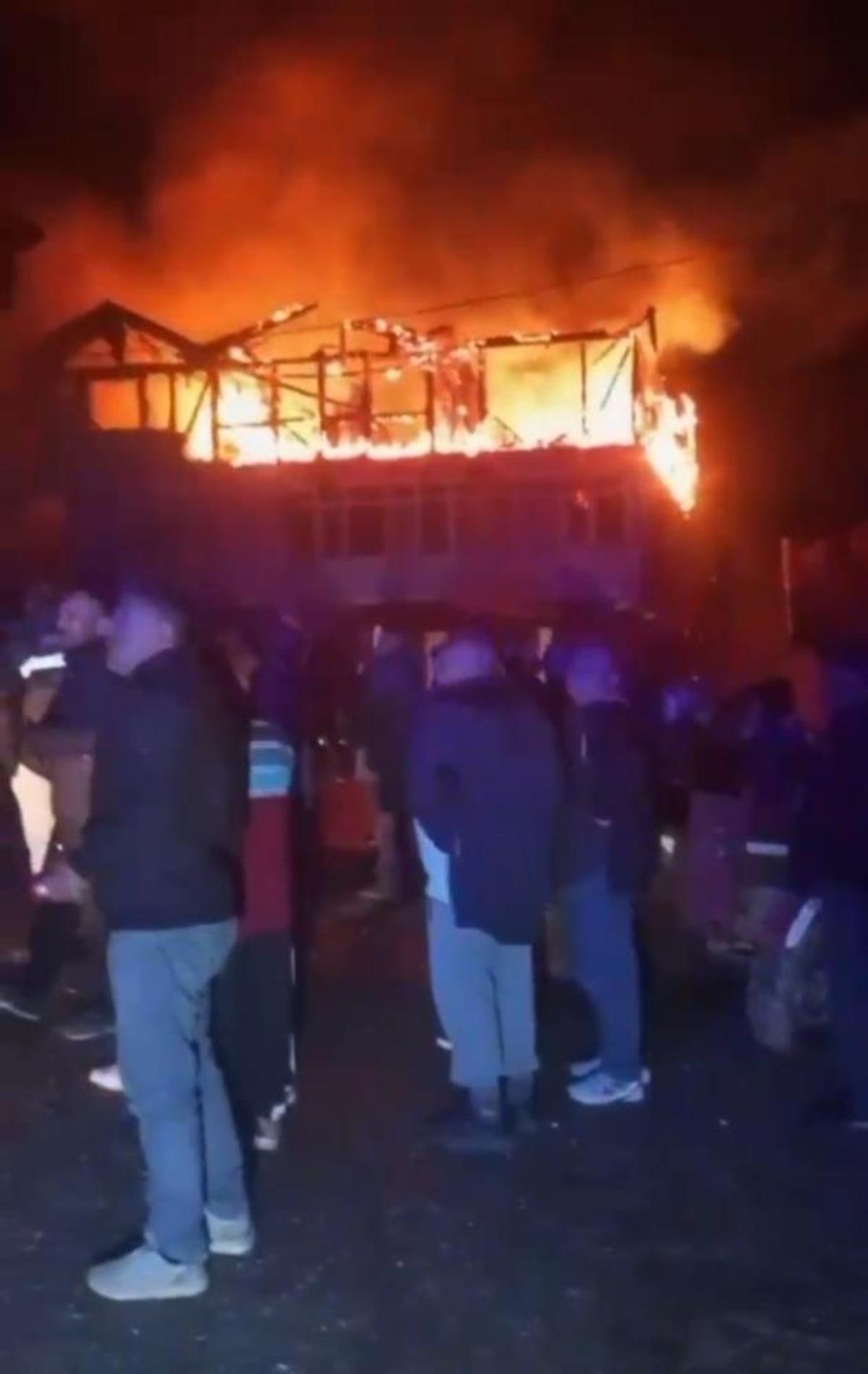 Amasra da bir evde &ccedil;ıkan yangın k&ouml;y konağına ve camiye sı&ccedil;radı 1