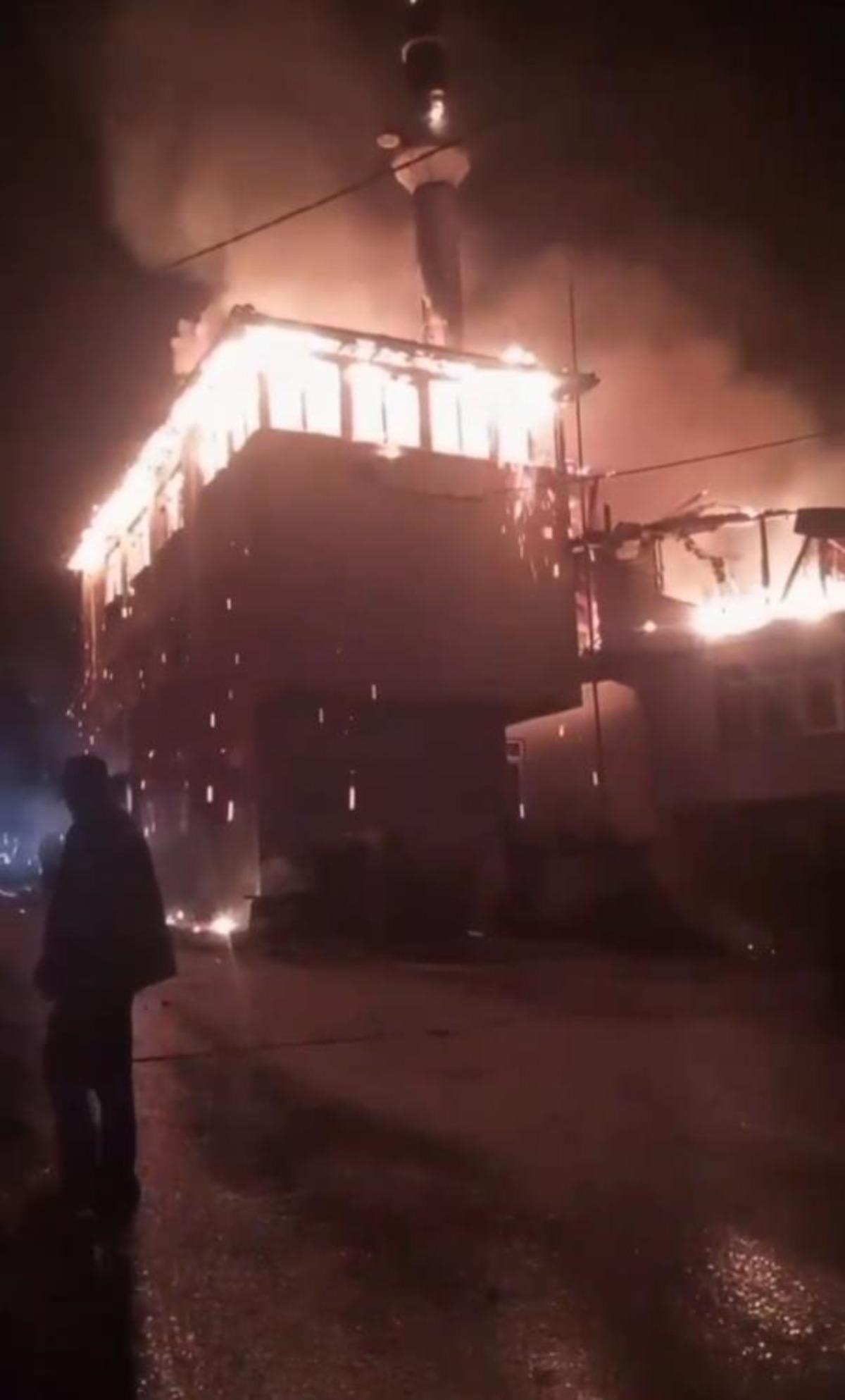 Amasra da bir evde &ccedil;ıkan yangın k&ouml;y konağına ve camiye sı&ccedil;radı 2