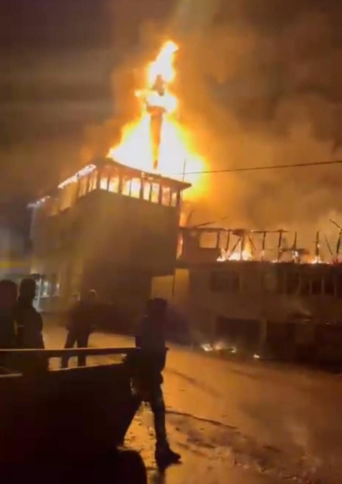Amasra da bir evde &ccedil;ıkan yangın k&ouml;y konağına ve camiye sı&ccedil;radı 3