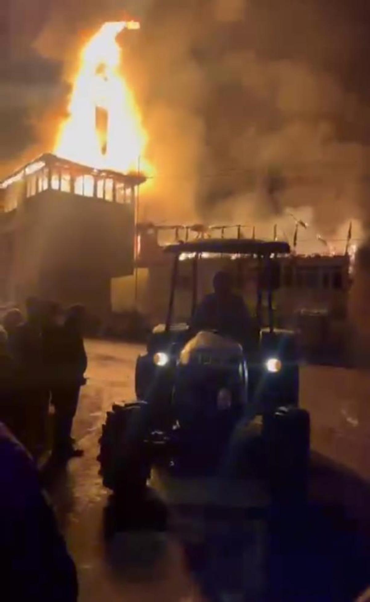 Amasra da bir evde &ccedil;ıkan yangın k&ouml;y konağına ve camiye sı&ccedil;radı 4
