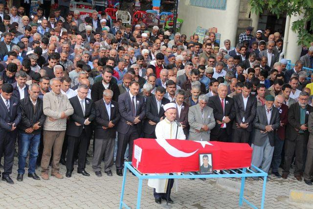 Gelin arabasının çarpıp şehit ettiği trafik polisi, Elazığ'da toprağa verildi